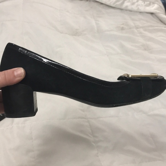TORY  BURCH SIZE 8 SUEDE LEATHER HEALED SHOES - Picture 3 of 9